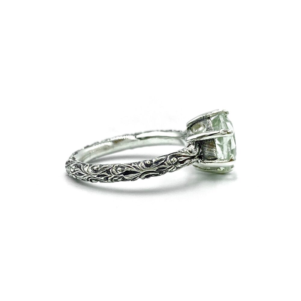 anello in argento inciso a mano a bulino con motivo a doppi girali e prasiolite tonda